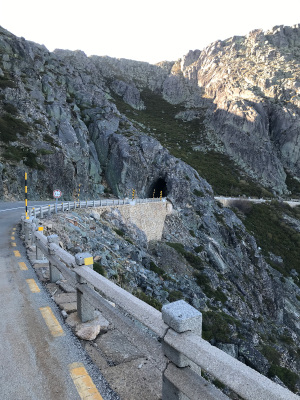 Bild von der Stra&szlig;e in der Serra da Estrella mit Felsen-Tunnel